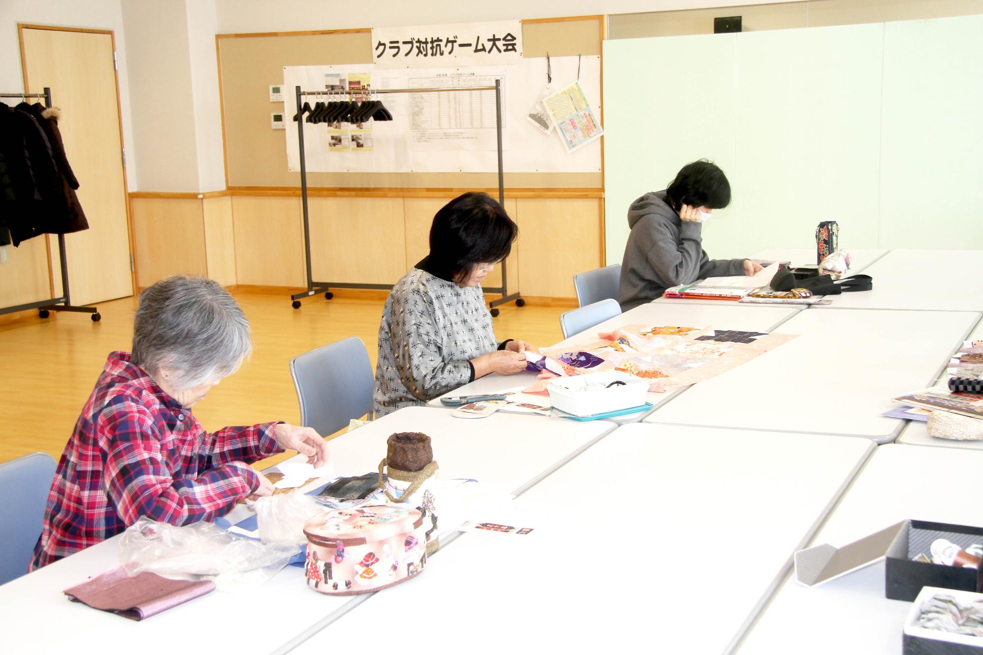 パッチワークサロンで楽しみながら作業している様子