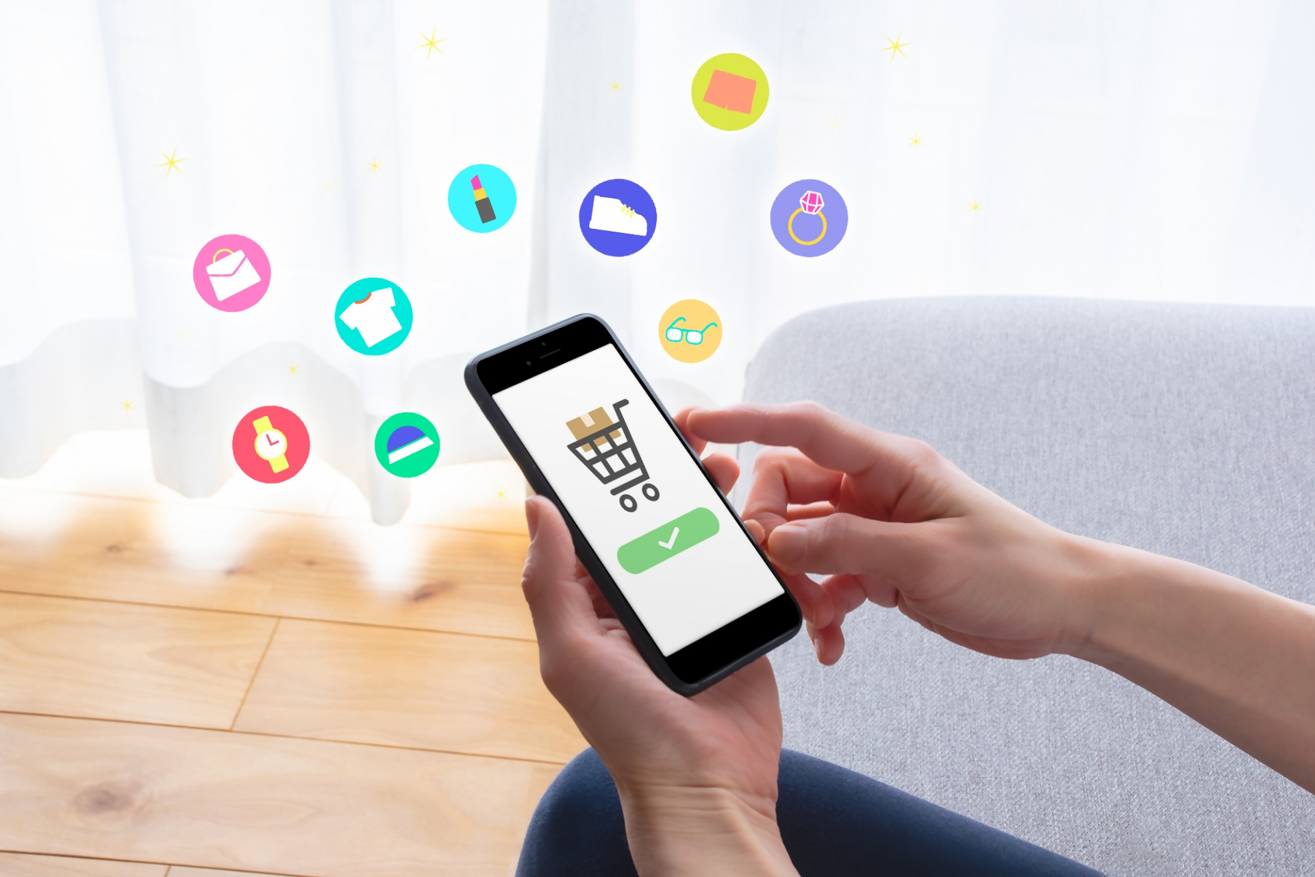 自宅からインターネットを使いスマートフォンで買い物をしている様子