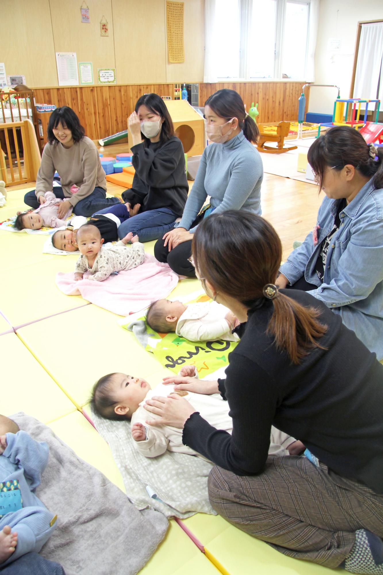 赤ちゃんDAYでお母さん達が交流しながら、赤ちゃん体操をしている様子。
