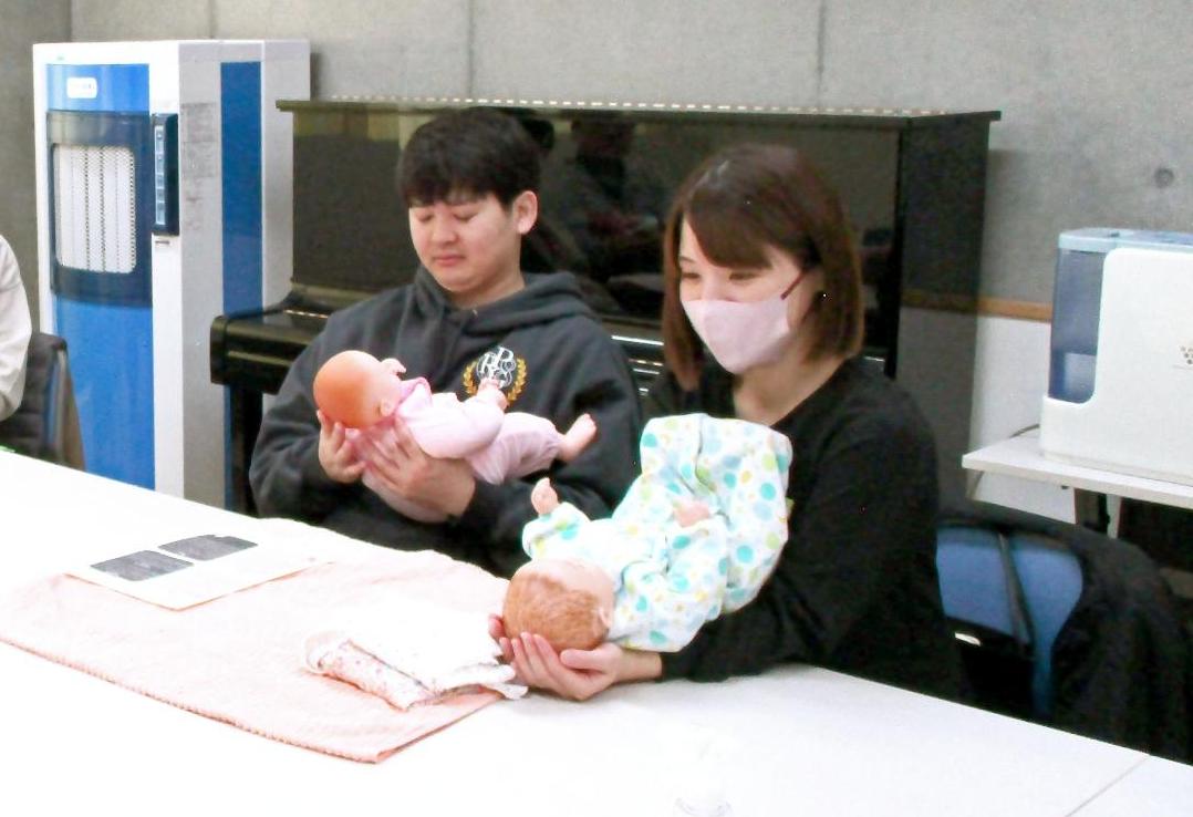 マタニティDAYで赤ちゃんの人形を使いながら産後の体験をしている様子。