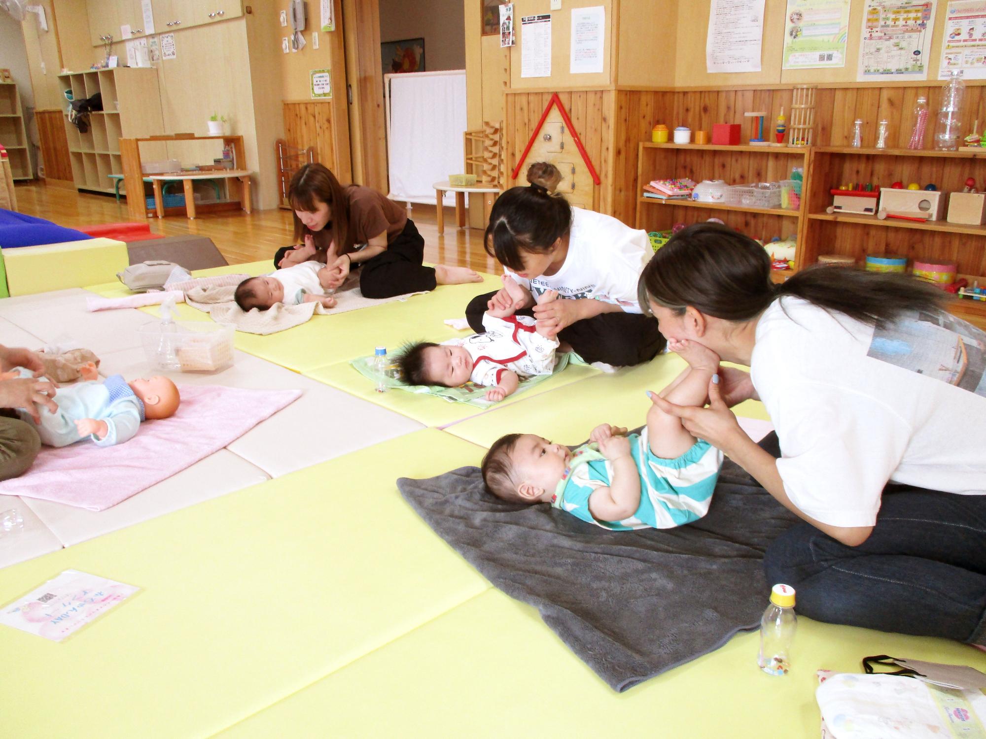 赤ちゃんDAY。実際に赤ちゃんと一緒に発育を促す体操をしている様子。