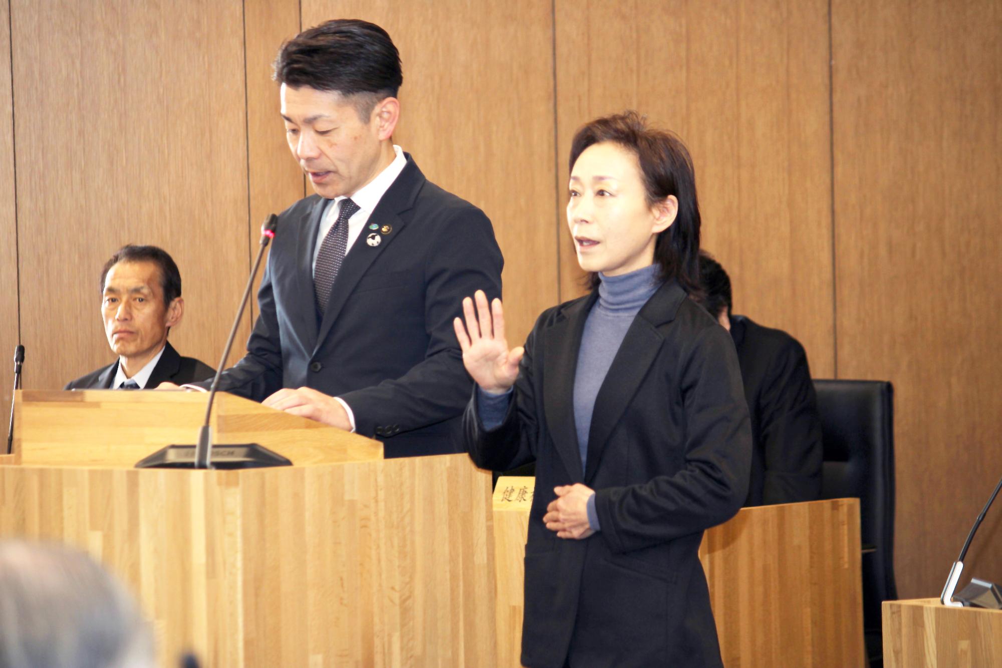 条例制定の時手話による同時通訳付きで行われている様子