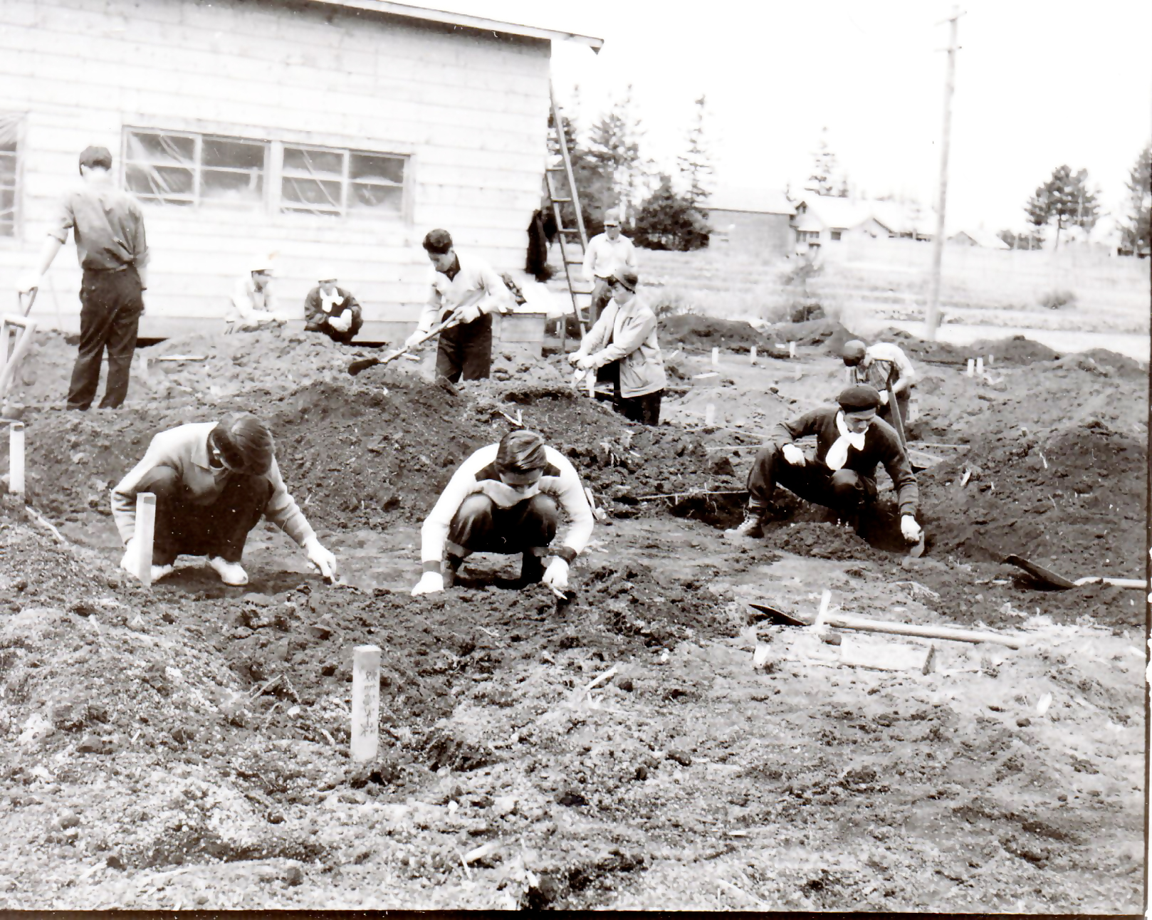 昭和35年の多寄遺跡。8人ぐらいで土を掘ったりしている様子