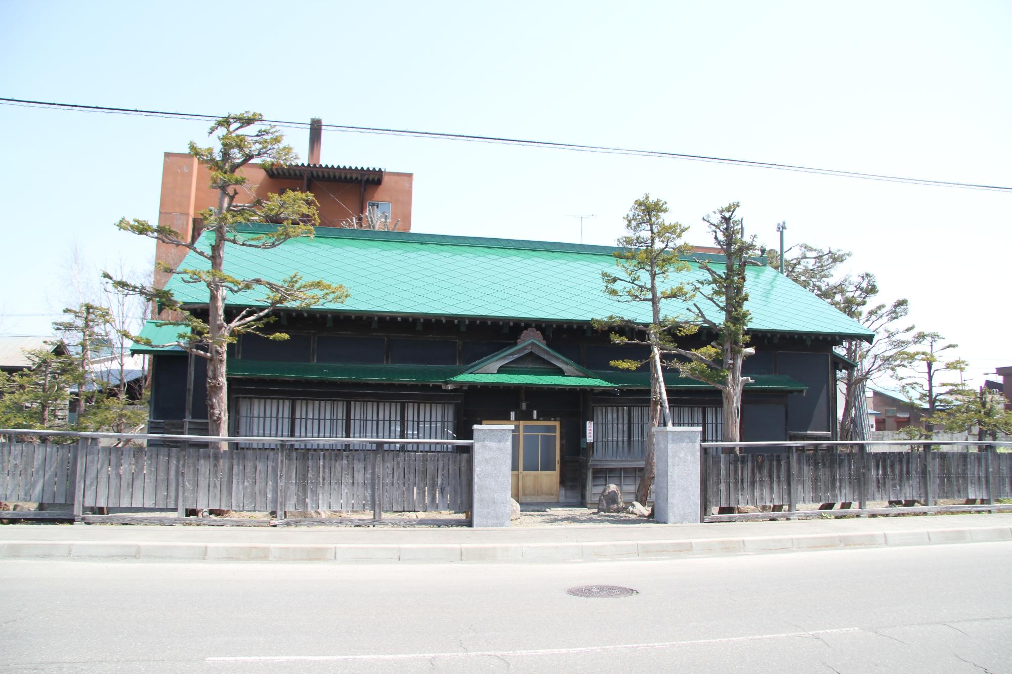 昔風のかわいい建物屋根はエメラルドグリーンで木造立て