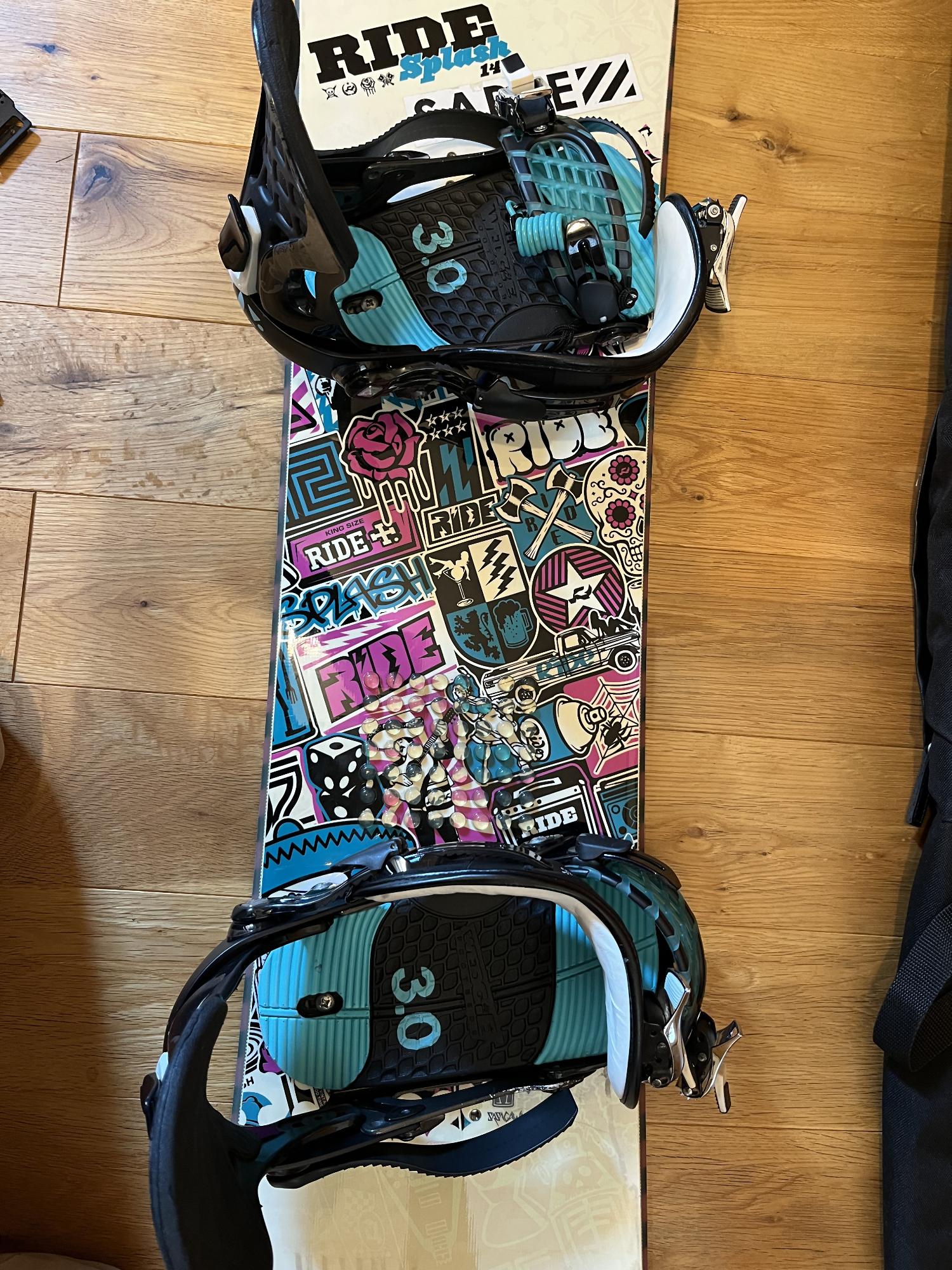 ビンディングが映っている。右足側に足置きが付いている