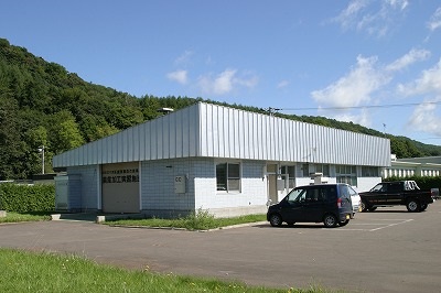 自然に囲まれた農産加工施設の外観写真