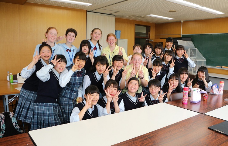 教室の中でゴールバーンマルワリー市の短期留学生がピースをしながら記念撮影をしている写真