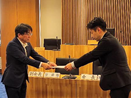 渡辺市長から北村会長へ諮問