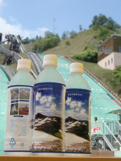 士別の水のペットボトル3本を並べて写した写真