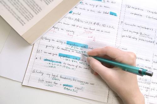 英語のノートを書いている様子