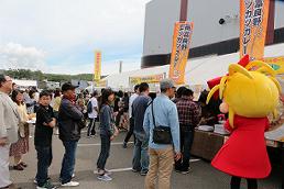 カツカレーの販売ブースに大勢の人たちが並んでいる写真
