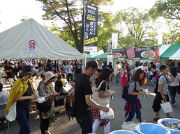 食事が終わったあとに出たごみを来場者が分別している写真