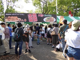 販売ブースに長蛇の列ができている写真