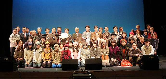 ステージ上に3体のマスコットキャラクターやイベントに参加した人達が集まっている集合写真