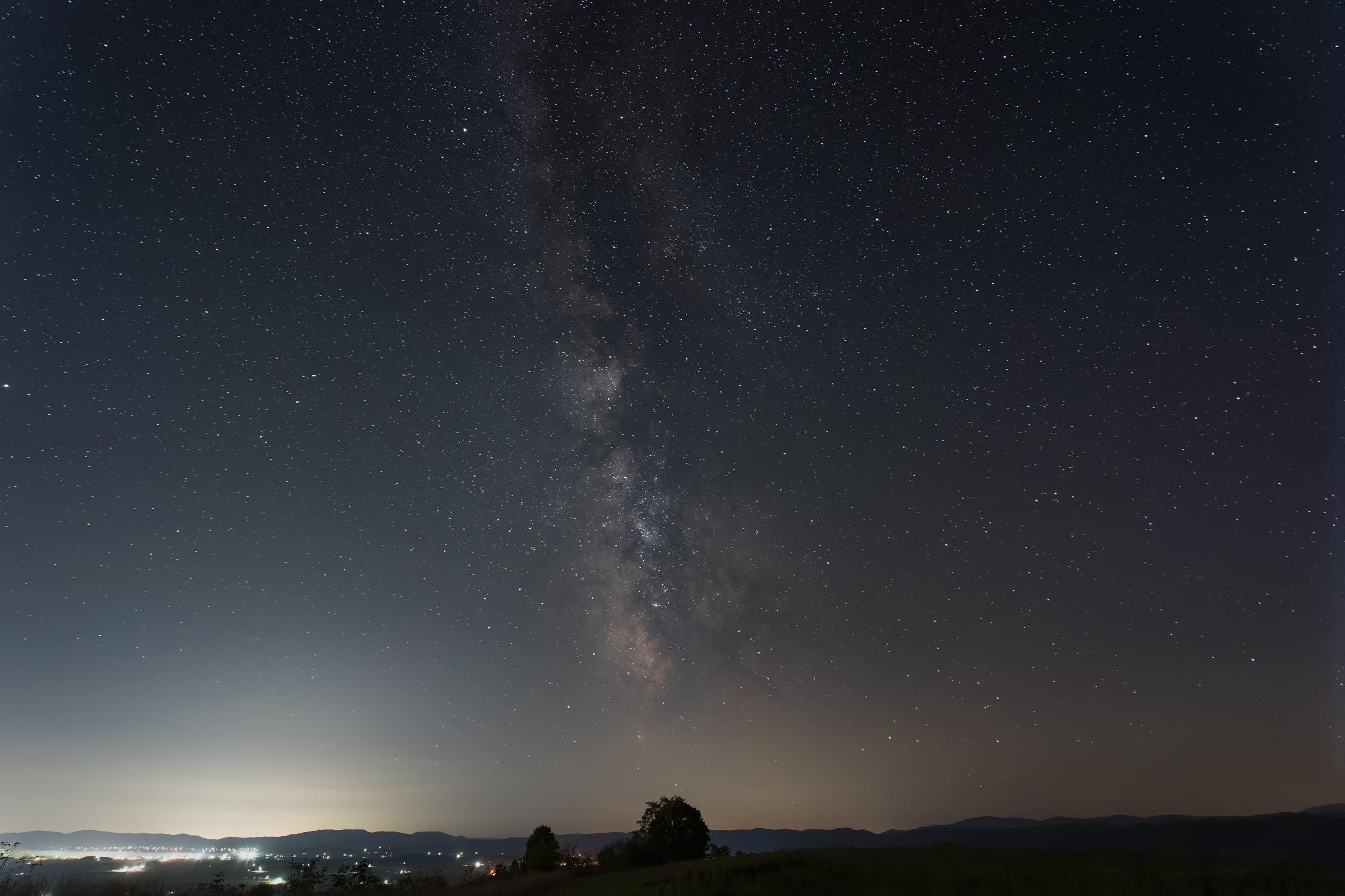 夜空に無数の星が輝いている満点の星空の写真