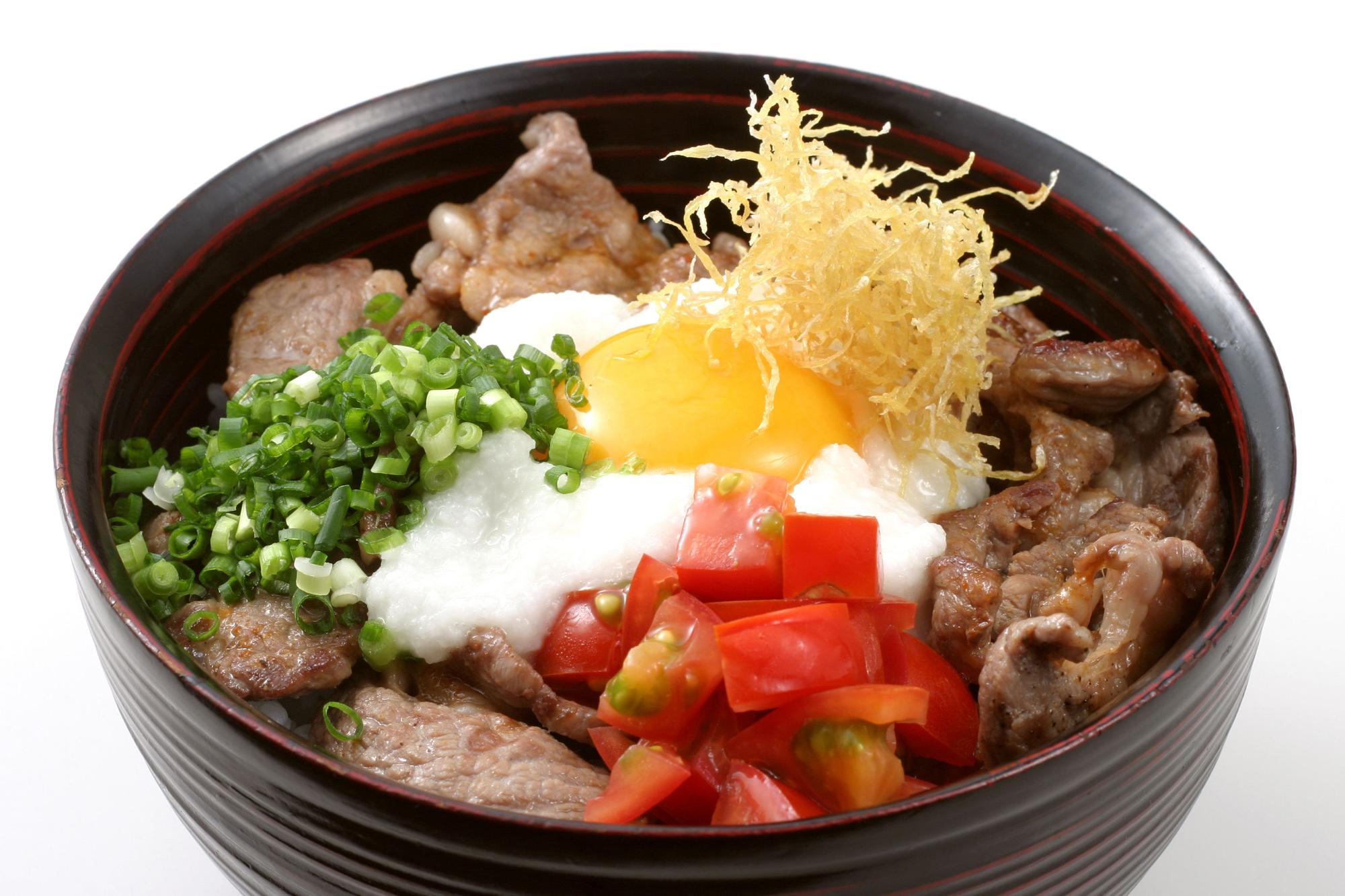 ラム肉の上に卵がのったラムとろ丼の写真