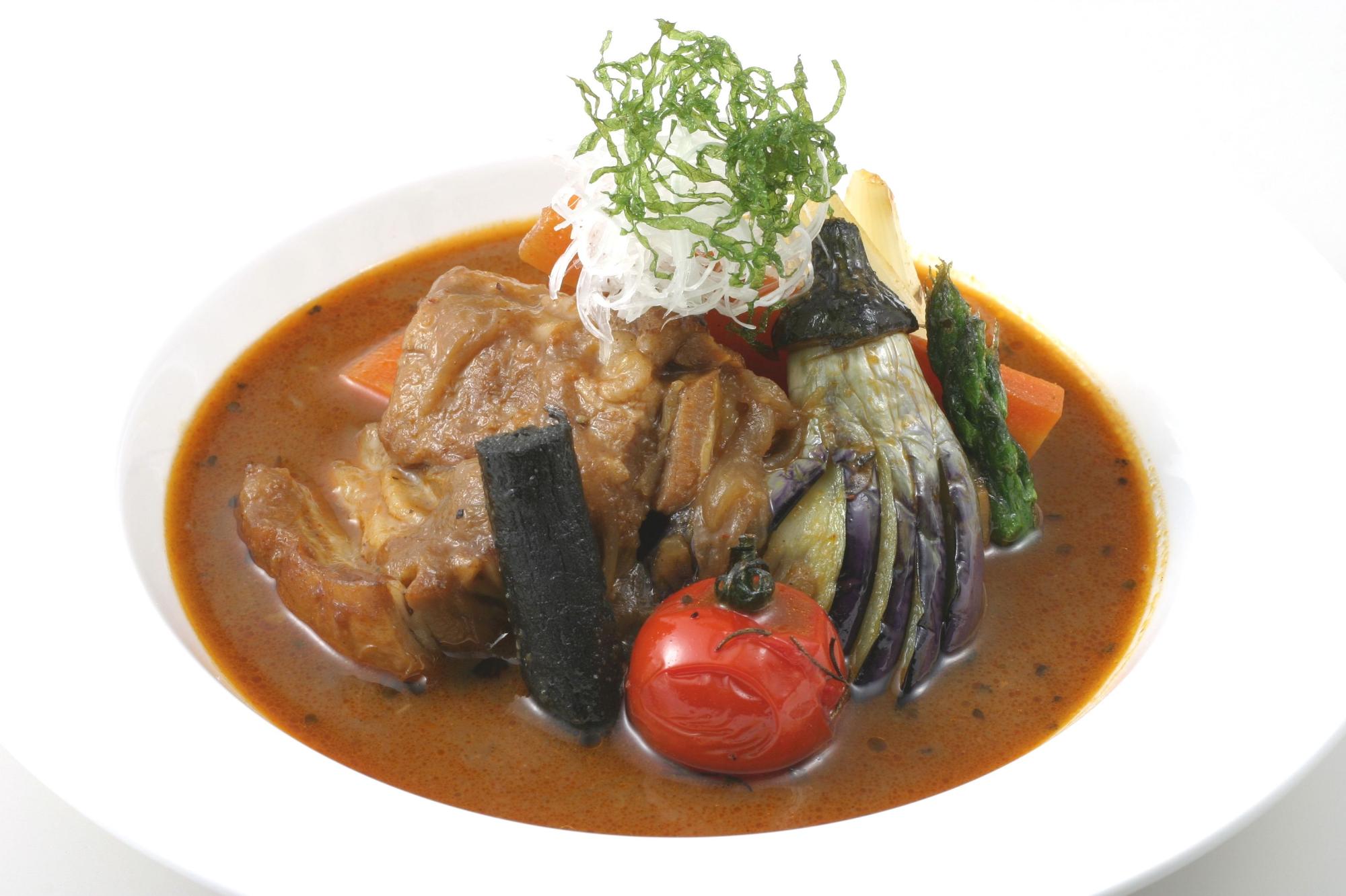 ラム肉と野菜がはいったスープカレーの写真