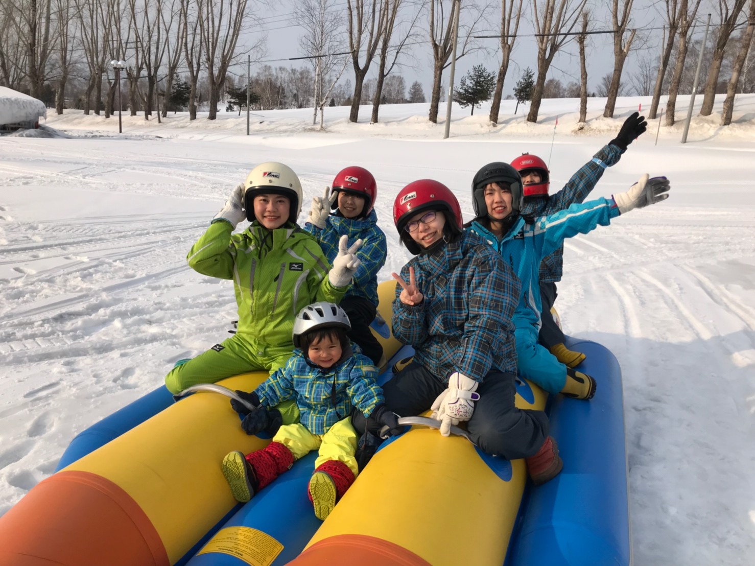 モニターツアー事業(辺り一面に積もった雪の上でバナナボートに乗っている子供たち)の写真