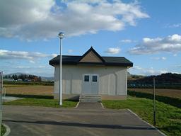建物左手前に1本の外灯があり、建物の中央にドアが設置されている中士別第2真水館の外観写真