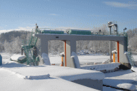 雪をとかして流す天塩川からの取水口の写真