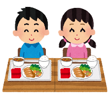 給食を笑顔で見つめる男の子と女の子