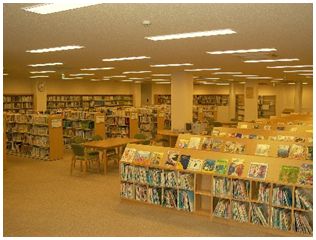 沢山の本棚に本が並んだ、児童図書コーナーフロア全景の写真