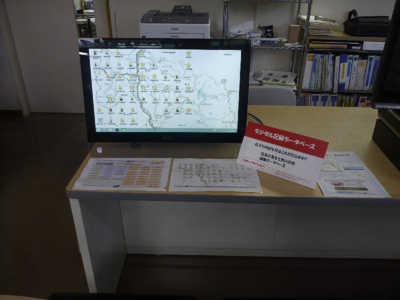 博物館内の資料が閲覧できるタブレットが置かれた情報カウンターの写真