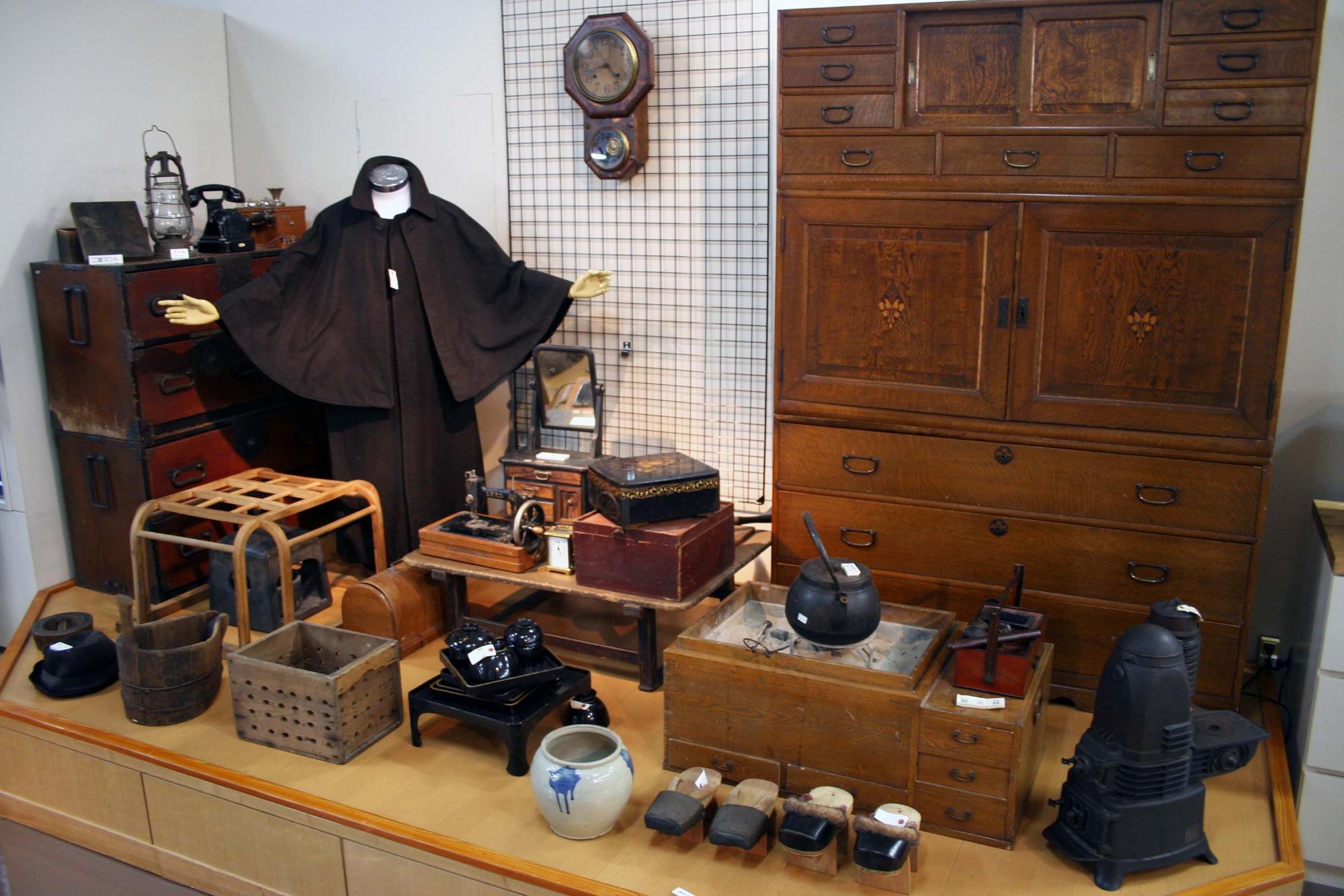 棚や囲炉裏、下駄などの生活用品などが展示されている写真