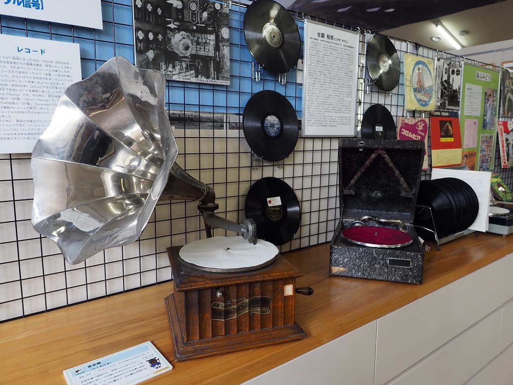 レコードやレコードプレーヤーが展示されている写真