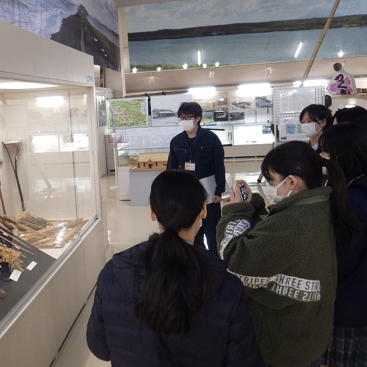 博物館で展示品の写真を撮る翔雲高校の生徒の写真