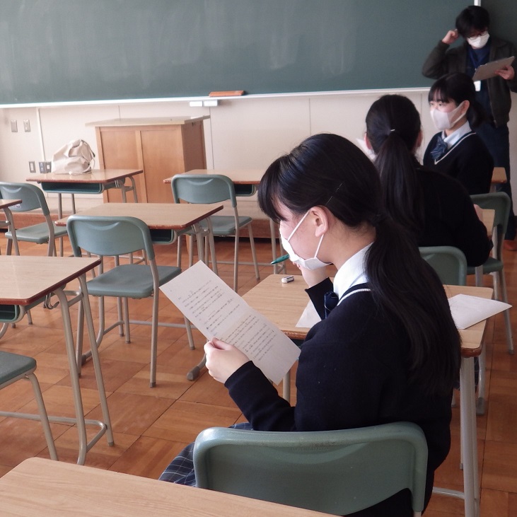 教室で資料を読んでいる翔雲高校の生徒の写真