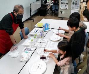 サイエンスフェスで色が変わる実験を楽しむ子どもたち