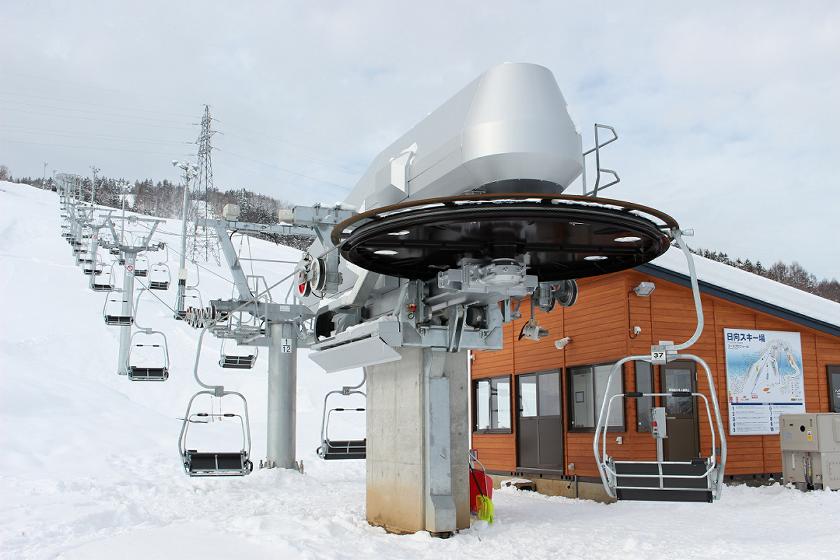 日向スキー場第1リフト乗り場から雪が積もったスキー場を見上げた写真