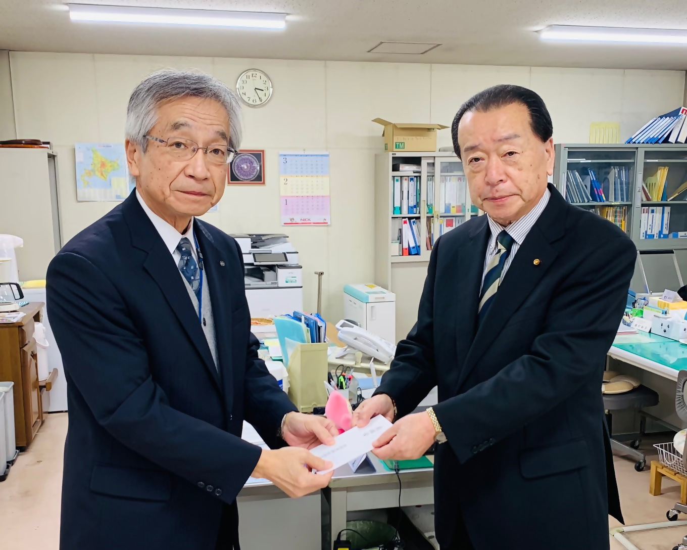 士別市議会議員会(大西会長)より士別市社会福祉協議会へ議員会を手渡しました