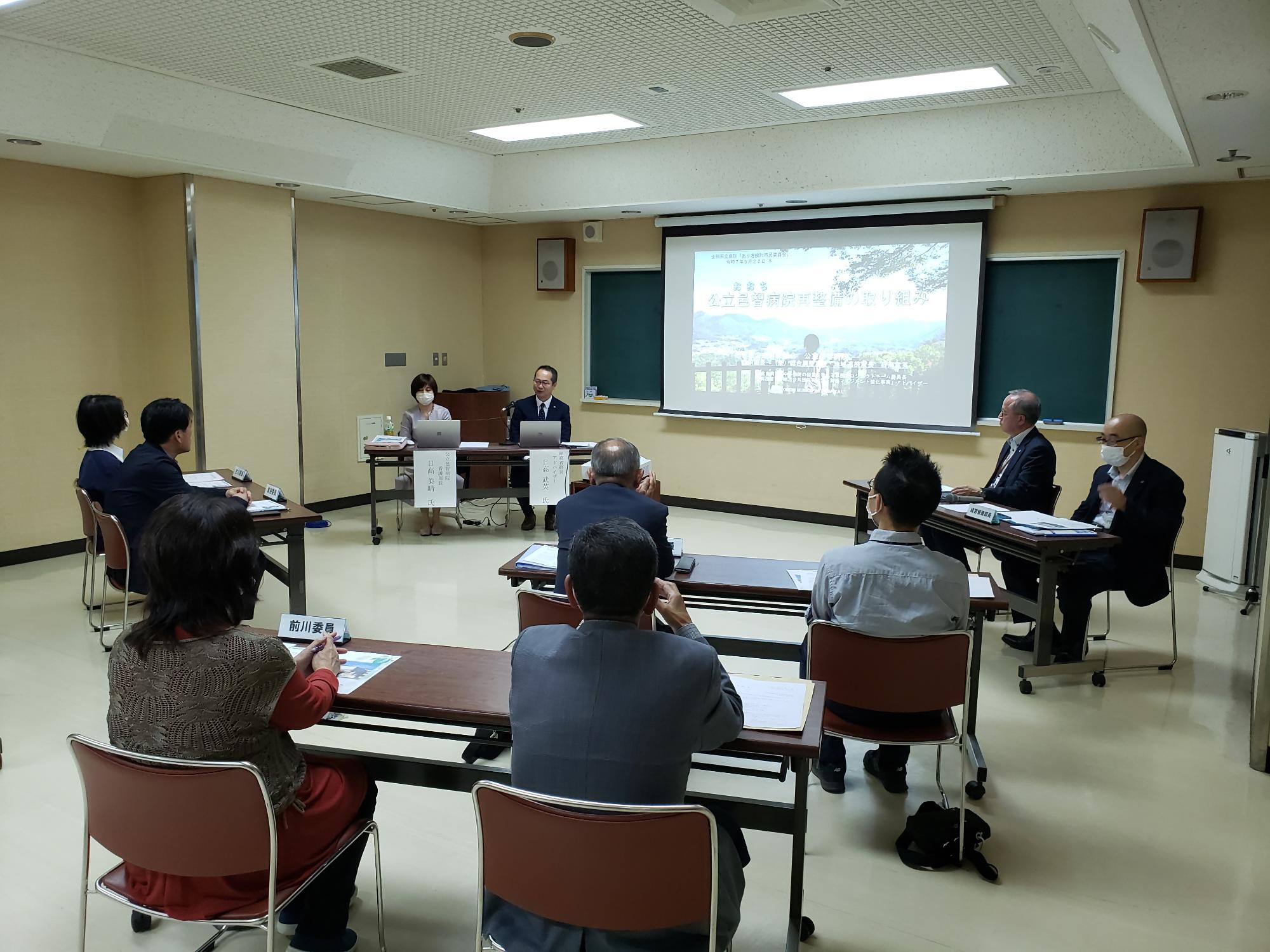 令和7年5月22日に開催された第2回士別市立病院のあり方検討市民委員会において講演を聞く様子。