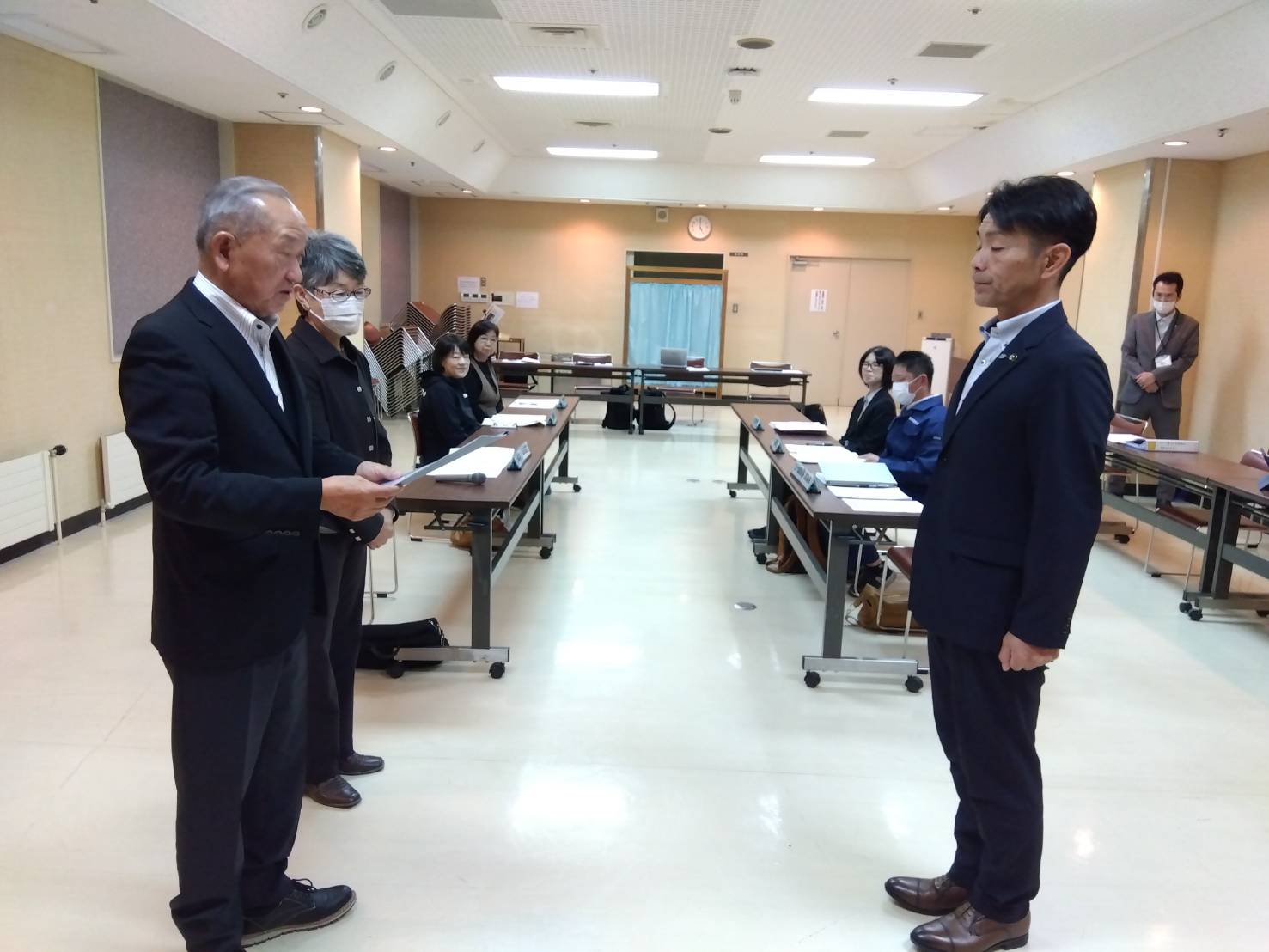 第6回士別市立病院のあり方検討市民委員会で委員長と副委員長が渡辺士別市長に答申書を手交している画像