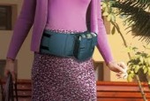 ピンク色の服を着た女性が腰にウエストポーチのようなものを付けている写真