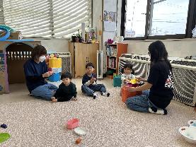 5名の園児が楽しそうに、話をしながら給食を食べている様子の写真