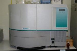 細菌を培養するための大きな機械の写真