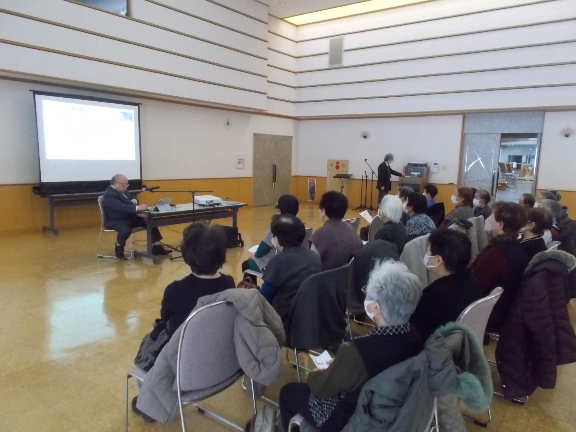 ふれあい昼食会で、長島院長と参加者の様子が写っている写真