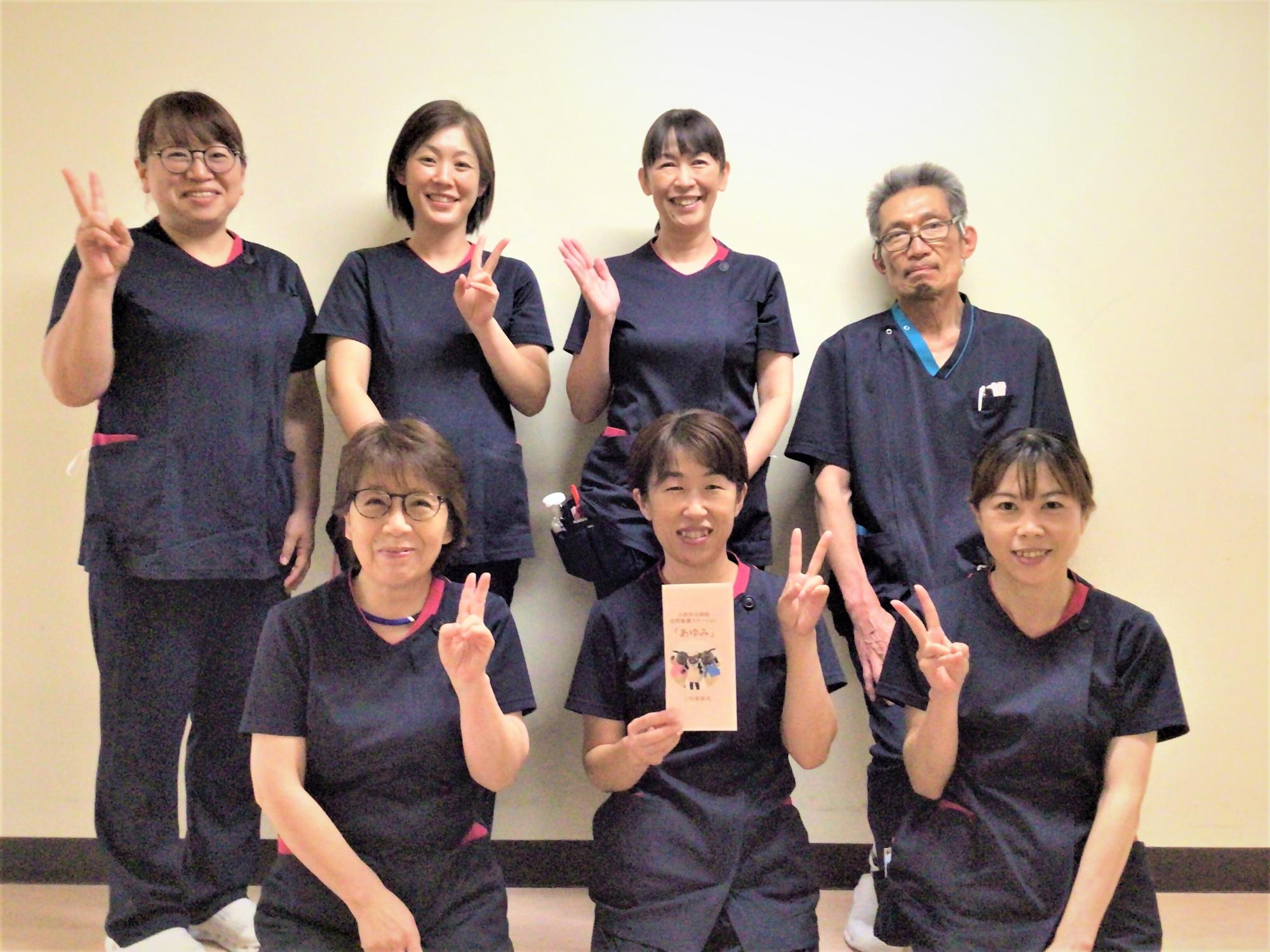 訪問看護室の職員7名が2列に並んでいる画像