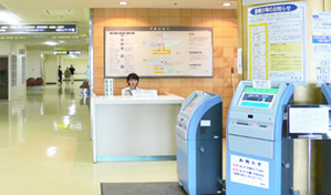 案内係が座っている総合案内窓口の前に設置されている再来受付機の写真