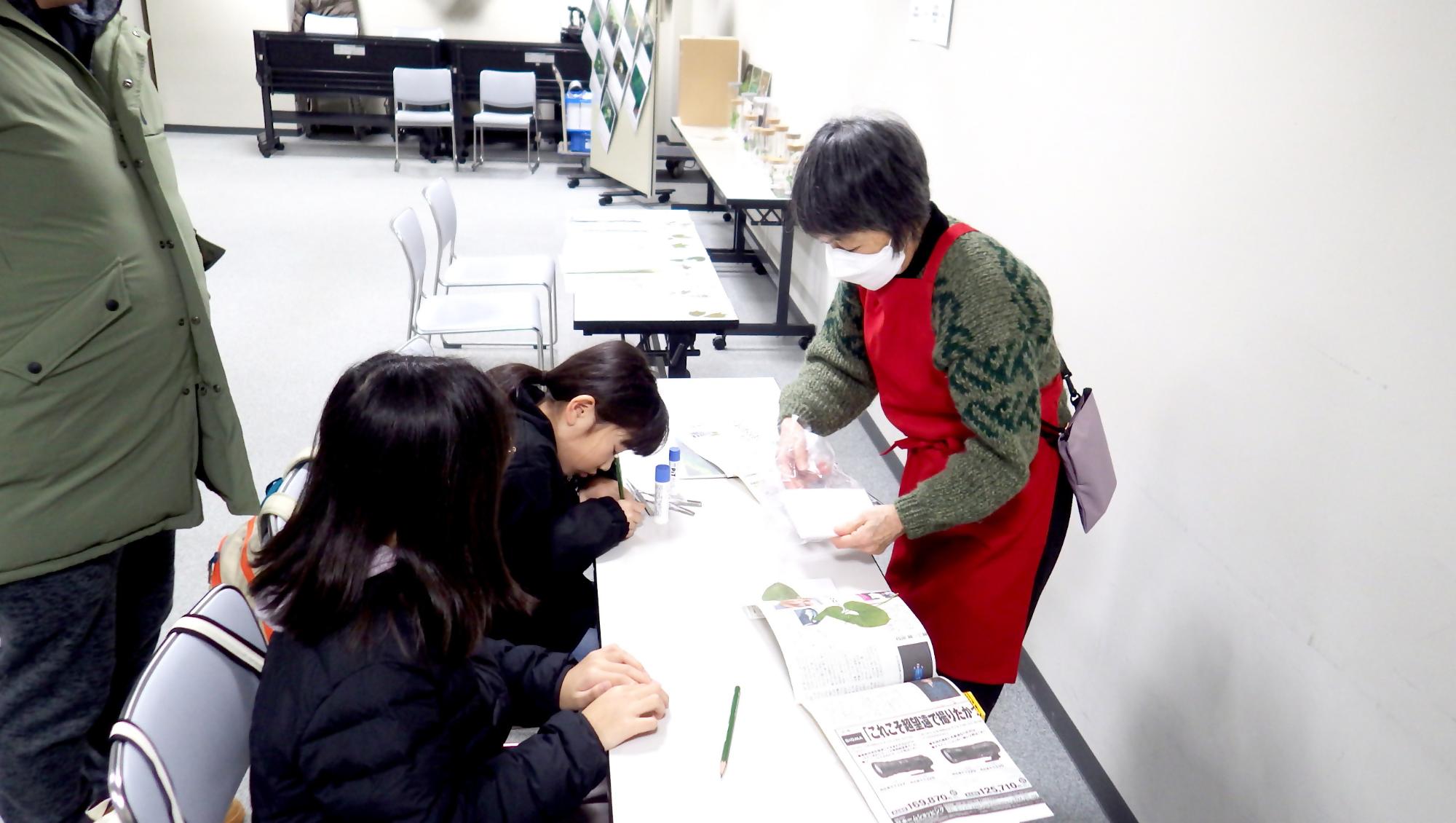 イベントで作り方を教えるボランティアをしている様子