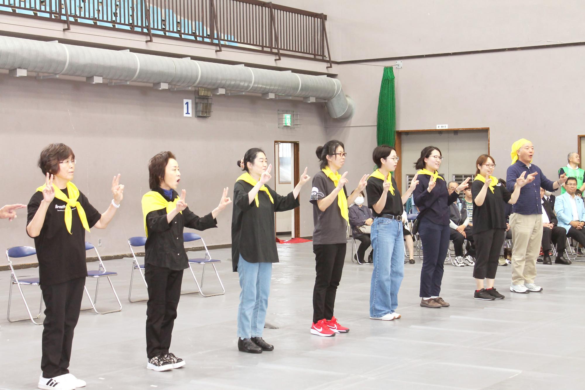 イベントで手話サークルの人が手話を披露している様子