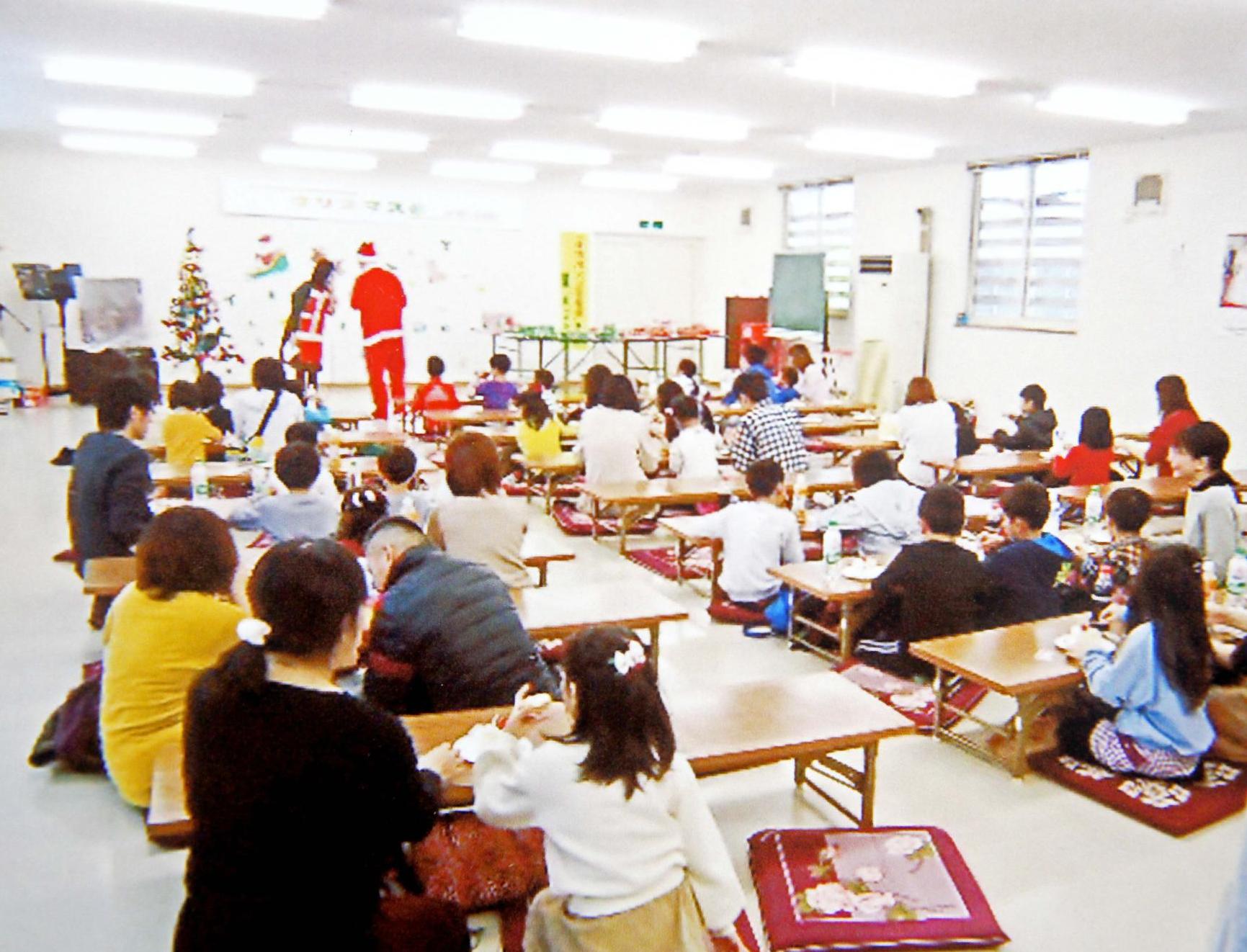 自治会でクリスマス会をしている様子