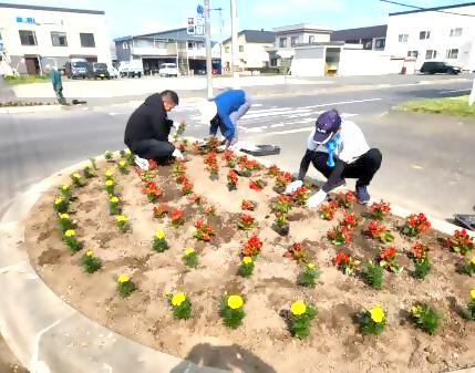花いっぱい運動で花を植えている様子