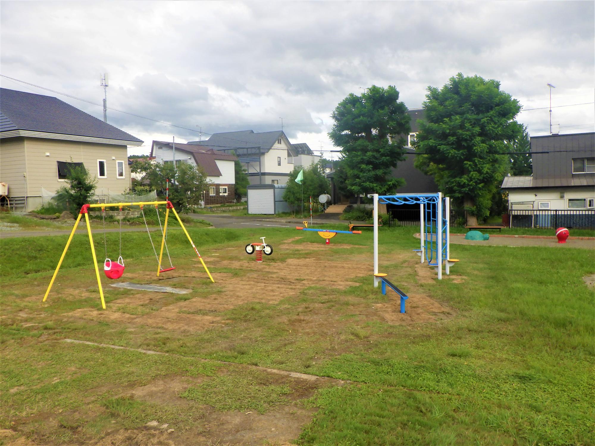 ブランコやスプリング遊具、アスレチック遊具等を設置している公園