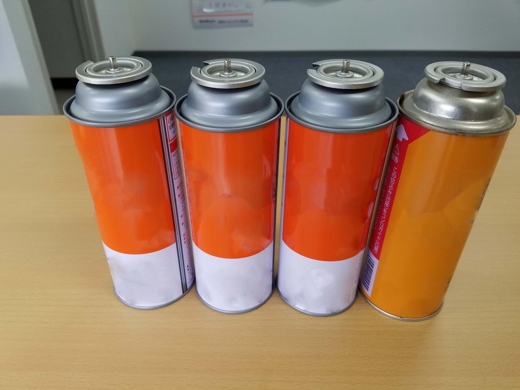机の上に4本のカセットガスボンベが並んでいる写真