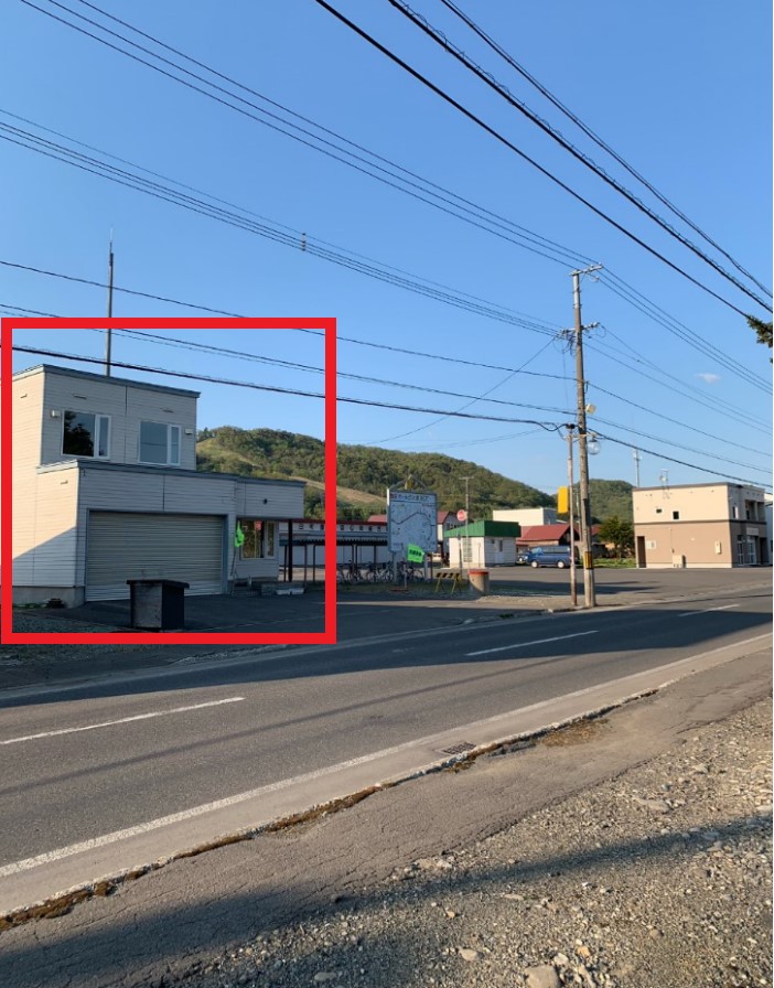 バス待合所・タクシー待機所を赤い枠で囲った写真