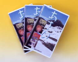 3冊扇状に重なり合って置かれた50周年記念ビデオの写真